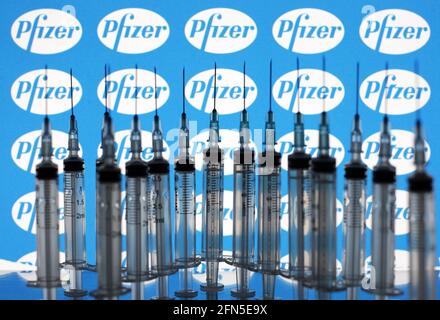 Kiew, Ukraine. Mai 2021. Auf dieser Abbildung, die am 13. Mai 2021 in Kiew, Ukraine, aufgenommen wurde, sind medizinische Spritzen vor dem Pfizer-Logo abgebildet. Die Weltgesundheitsorganisation hat den Einsatz des chinesischen Coronavirus-Impfstoffs Sinopharm COVID-19 für den Notfall genehmigt, und insgesamt hat DIE WHO nun 6 Impfstoffe für SARS-CoV-2 registriert, wie Medien berichteten. (Foto von Alex Chitaro/Sipa USA) Quelle: SIPA USA/Alamy Live News Stockfoto