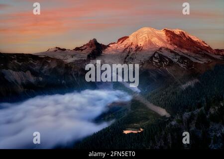 Mt. Rainier bei Sunsie vom Sunrise Point. Mt. Rainier National Park, Washington Stockfoto