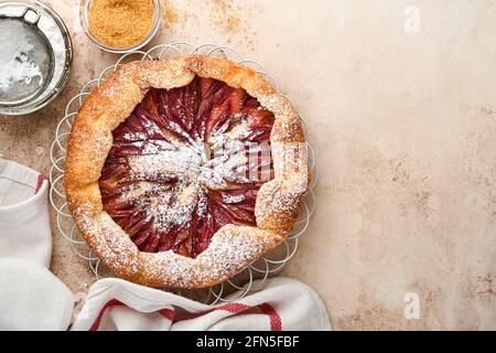 Hausgemachte Rhabarber-Galette mit Sternmuster auf altem Beton-Tischhintergrund. Backvorgang. Öffnen Sie die PIE. Weihnachten und Neujahr Backwaren. Bis Stockfoto