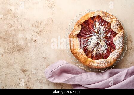 Hausgemachte Rhabarber-Galette mit Sternmuster auf altem Beton-Tischhintergrund. Backvorgang. Öffnen Sie die PIE. Weihnachten und Neujahr Backwaren. Bis Stockfoto