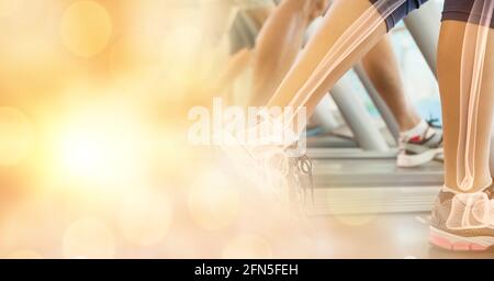 Zusammensetzung von Lichtpunkten über der Frau, die auf dem Laufband läuft Mit Knochen Stockfoto