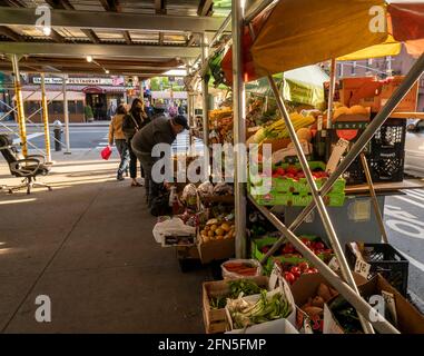 New York, USA. Mai 2021. Obststand im Stadtteil Chelsea in New York am Dienstag, den 11. Mai 2021. (ÂPhoto von Richard B. Levine) Quelle: SIPA USA/Alamy Live News Stockfoto
