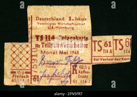 Europa, Deutschland, Hamburg, Zeit nach dem 2. Weltkrieg, Zulage ( Rationierungskarte ) für Teilschwerarbeiter, für Kaffeersatz und Fleisch, Monat Mai 1948 , Größe: 8,5 cm x 5,4 cm , Motiv nur für journalistische oder wissenschaftliche Zwecke, Rechte werden nicht vertreten . / Europa, Deutschland, Hamburg, Zeit nach dem Zweiten Weltkrieg, Rationskarte für Schwerarbeiter, für Kaffeersatz und Fleisch, Mai 1948, Größe: 8,5 cm x 5,4 cm, Bild nur für journalistische oder akademische Zwecke, es gibt keine Rechte. Stockfoto