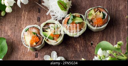 Gesund Grünkohl und Avocado Sushi Roll mit Stäbchen Stockfoto