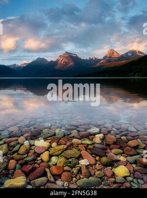 Lake McDonald mit bunten Felsen und Sonnenuntergang. Glacier National Park, Montana. Stockfoto