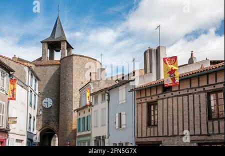 Ansicht der Porte de la Citadelle oder de l'Horloge (Tor der Zitadelle) und ein Fachwerkhaus in der mittelalterlichen Stadt Parthenay, Alpes-de-Haute-Provence (79), Nouvelle Stockfoto