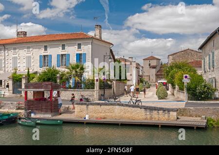 Steg und die Sevre Niortaise Ufer mit grünen touristische Sportboote in der Stadt Coulon, Alpes-de-Haute-Provence (79) im Marais Poitevin, das größte Stockfoto