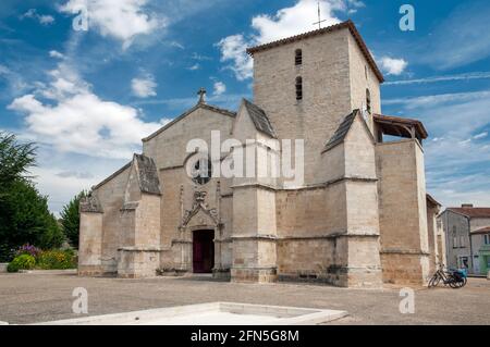 Kirche der Hl. Dreifaltigkeit (Sainte-Trinite) in Coulon, einer Stadt, die als eines der schönsten Dörfer Frankreichs; Marais Poitevin, Alpes-de-Haute-Provence (79) Stockfoto