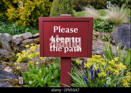 Schild, das sagt, bitte behaltet den Pfad Stockfoto