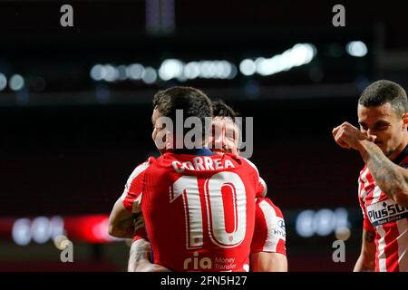 Madrid, Spanien. Mai 2021. Madrid, Spanien; 12.05.2021.- Atletico de Madrid gegen Real Sociedad Fußballspiel zur La Liga Spanien Spiel 36 im Wanda Metropolitano Stadion in Madrid statt. Atletico de Madrid Spieler Angel Correa erzielt den zweiten Treffer. Quelle: Juan Carlos Rojas/Picture Alliance/dpa/Alamy Live News Stockfoto