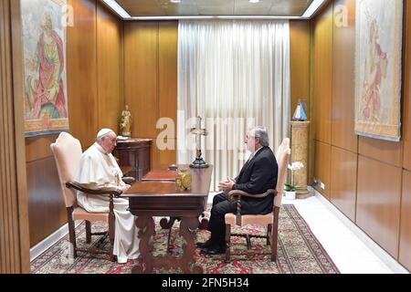 Dieses Foto, das am 13. Mai 2021 von den Vatikanischen Medien aufgenommen wurde, zeigt, wie Papst Franziskus (L) eine private Audienz mit dem argentinischen Präsidenten Alberto Fernandez im Vatikan hält. HANDOUT/VATIKANISCHE MEDIEN /SPAZIANI BESCHRÄNKT AUF REDAKTIONELLE VERWENDUNG - OBLIGATORISCHE GUTSCHRIFT /VATIKANISCHE MEDIEN/HANDOUT ' - KEIN MARKETING - KEINE WERBEKAMPAGNEN - ALS DIENSTLEISTUNG AN KUNDEN VERTEILT Stockfoto