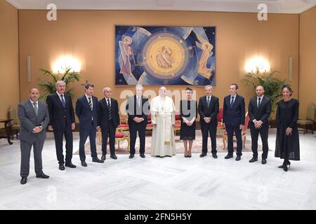 Dieses Foto, das am 13. Mai 2021 von den Vatikanischen Medien aufgenommen wurde, zeigt, wie Papst Franziskus (L) eine private Audienz mit dem argentinischen Präsidenten Alberto Fernandez im Vatikan hält. HANDOUT/VATIKANISCHE MEDIEN /SPAZIANI BESCHRÄNKT AUF REDAKTIONELLE VERWENDUNG - OBLIGATORISCHE GUTSCHRIFT /VATIKANISCHE MEDIEN/HANDOUT ' - KEIN MARKETING - KEINE WERBEKAMPAGNEN - ALS DIENSTLEISTUNG AN KUNDEN VERTEILT Stockfoto