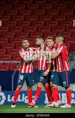 Madrid, Spanien. Mai 2021. Madrid, Spanien; 12.05.2021.- Atletico de Madrid gegen Real Sociedad Fußballspiel zur La Liga Spanien Spiel 36 im Wanda Metropolitano Stadion in Madrid statt. Atletico de Madrid Spieler Carrasco (R) erster Tor. Quelle: Juan Carlos Rojas/Picture Alliance/dpa/Alamy Live News Stockfoto