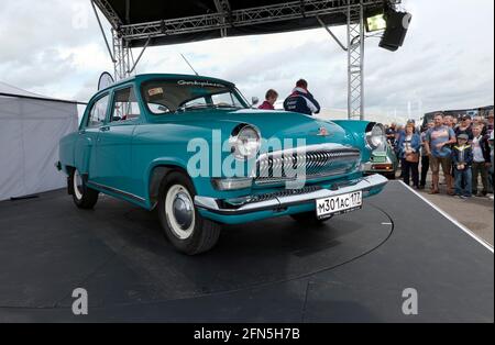 A 1967, Series 3, GAZ-21 auf der Car Clinics Bühne moderiert von Mike Brewer, bei der Silverstone Classic 2017 Stockfoto