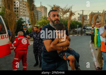 Gaza, Palästina. Mai 2021. Palästinensische Zivilschutzteams nahmen an Rettungsarbeiten Teil, um einen Leichnam aus den Trümmern eines Gebäudes einer palästinensischen Familie zu befreien, nachdem israelische Kampfflugzeuge am 13. Mai 2021 Luftangriffe gestartet hatten, die ein ganzes Wohnviertel in Beit Lahiya, Gaza, zerstörten. (Foto: Ramez Habboub/Pacific Press/Sipa USA) Quelle: SIPA USA/Alamy Live News Stockfoto