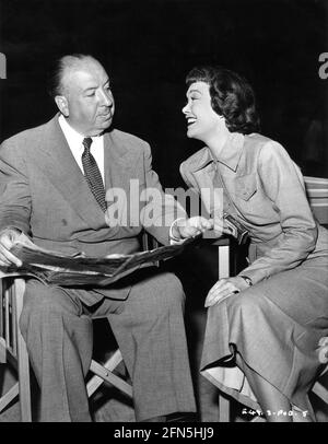 ALFRED HITCHCOCK und JANE WYMAN am Set offen während der Dreharbeiten zum BÜHNENSCHRECK 1950 Regisseur ALFRED HITCHCOCK nach dem Roman man von Selwyn Jepson Adaption Alma Reville Drehbuch Whitfield Cook Kostümbildner für Marlene Dietrich Christian Dior Warner Bros Stockfoto