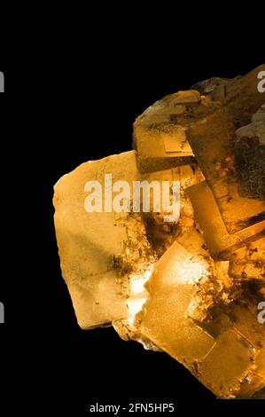 Gelber Fluorit isoliert reiner schwarzer Hintergrund Edelstein Detail Nahaufnahme Stockfoto