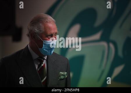 Der Prinz von Wales bei einem Besuch bei Mitarbeitern und Freiwilligen der Jugendorganisation Engine House in Merthyr Tydfil, Südwales. Bilddatum: Freitag, 14. Mai 2021. Stockfoto