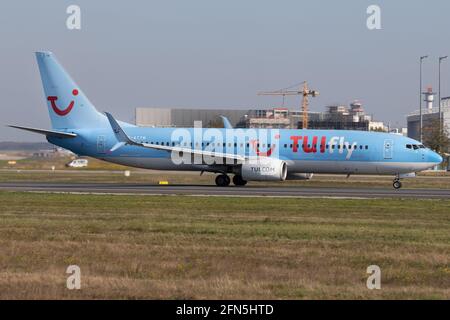 FRANKFURT AM MAIN, DEUTSCHLAND – 02. November 2019: TUI (X3 / TUI) verlässt den Flughafen Frankfurt (EDDF/FRA) mit einer Boeing 737-8K5 B738 (D-ATYH/38097). Stockfoto