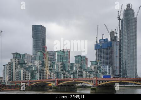 Mittel- und Hochhausgebäude am Südufer der Themse bei Vauxhall mit Vauxhall Bridge im Vordergrund, London, 14. Mai 2021 Stockfoto