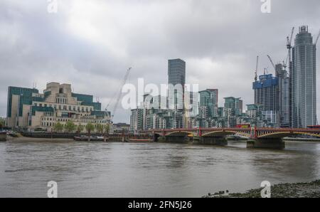 MI6-Gebäude und -Gehäuse am Südufer der Themse bei Vauxhall mit Vauxhall Bridge im Vordergrund, London, 14. Mai 2021 Stockfoto