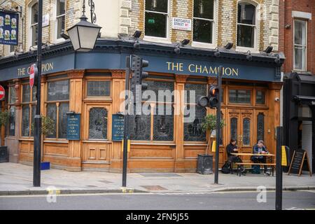 The Champion Pub an der Ecke Eastcastle Street und Wells Street, Fitzrovia, London, 15. Mai 2021, 3 Tage vor der Lockerung der Covid-Sperre Stockfoto