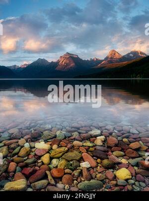 Lake McDonald mit bunten Felsen und Sonnenuntergang. Glacier National Park, Montana. Stockfoto