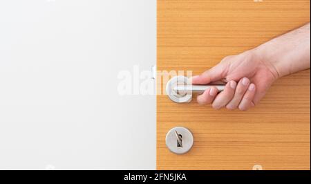 Türgriff aus Metall mit Handgriff. Vorderansicht Stockfoto