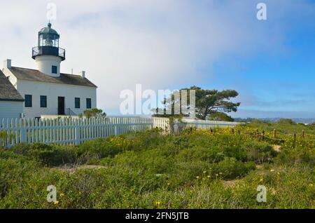 Landschaft mit Panoramablick auf den Old Point Loma Leuchtturm im Cabrillo Nationalpark, San Diego Südkalifornien USA. Stockfoto