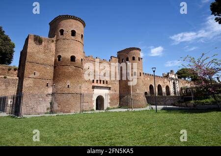 Italien, Rom, Aurelianische Mauern, Porta Asinaria, altes römisches Tor Stockfoto