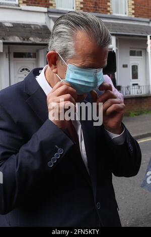 Der DUP-Führungsanwärter Edwin Poots passt seine Gesichtsmaske vor dem Hauptquartier der Demokratischen Unionistischen Partei (DUP) in Belfast an, wo die Abstimmung für den neuen Parteiführer stattfindet. Bilddatum: Freitag, 14. Mai 2021. Stockfoto