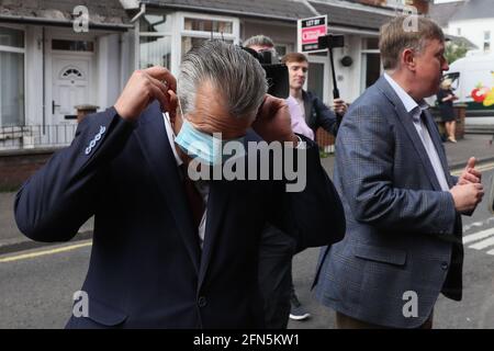 Der DUP-Führungsanwärter Edwin Poots passt seine Gesichtsmaske vor dem Hauptquartier der Demokratischen Unionistischen Partei (DUP) in Belfast an, wo die Abstimmung für den neuen Parteiführer stattfindet. Bilddatum: Freitag, 14. Mai 2021. Stockfoto