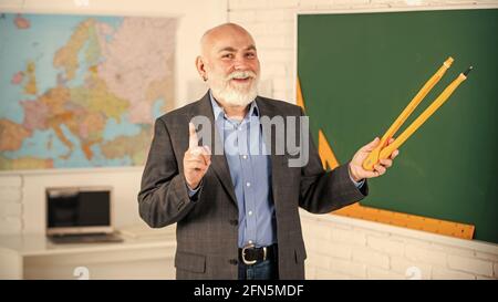 Überprüfen Sie Fehler. Bärtiger Tutor Mann zeichnen mit Kompass auf Tafel. Zurück zur Schule. Konzept für mathematische Grafikwerkzeuge. In Richtung Wissen. Studieren Sie Mathematik zu bekommen Stockfoto