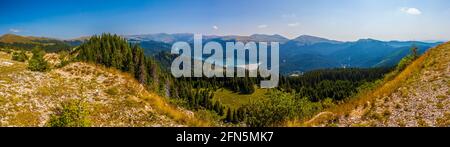 Hervorragende Aussicht auf das Ialomita-Tal und die Bucegi-Berge von Podu Cu Florile, Bolboci-See, Padina Pestera Resort, Dambovita County, Rumänien Stockfoto