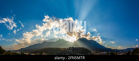 Beeindruckender Panoramablick auf die Bucegi Berge von Busteni City, Prahova Valley, Prahova County, Rumänien Stockfoto