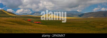 Beeindruckender Panoramablick auf Bucegi Plateau, Bucegi Berge, an einem Sommertag, Rumänien Stockfoto