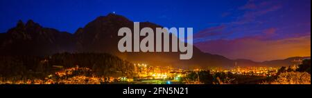 Beeindruckender Panoramablick auf die Bucegi-Berge von Busteni City, Prahova Valley, Prahova County, Rumänien, bei Nacht Stockfoto