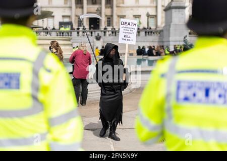 Protestler in Sensenmann-Kostüm während des Protestes „Kill the Bill“ gegen den neuen Polizeigesetzentwurf, London, 1. Mai 2021 Stockfoto