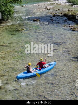 Kajakfahren auf dem Fluss Sava Bohinjika Bohinj Triglav Nationalpark Slowenien Stockfoto