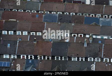 Ein Luftbild der Dächer von Terrassenhäusern in der walisischen Stadt Pontypridd, Rhondda Cynon Taff, Südwales Stockfoto