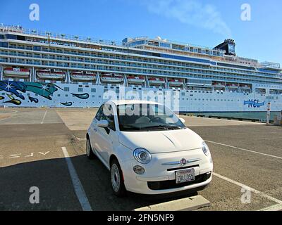 Der norwegische Jewel-Kreuzfahrtdampfer dockte im 10th Avenue Cruise Ship Terminal mit einem weißen Fiat 500 im Vordergrund am Hafen von San Diego, USA an. Stockfoto