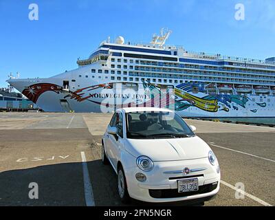 Der norwegische Jewel-Kreuzfahrtdampfer dockte im 10th Avenue Cruise Ship Terminal mit einem weißen Fiat 500 im Vordergrund am Hafen von San Diego, USA an. Stockfoto