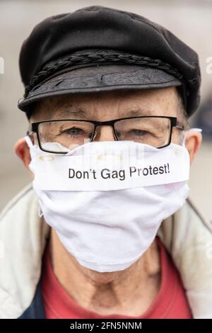 Kopfschuss eines älteren Protesters in Gesichtsmaske beim Protest „Kill the Bill“ gegen den neuen Polizeigesetzentwurf, London, 1. Mai 2021 Stockfoto