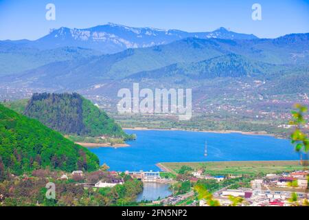See und Ceahlau Berg von Piatra Neamt Stadt, Rumänien gesehen Stockfoto