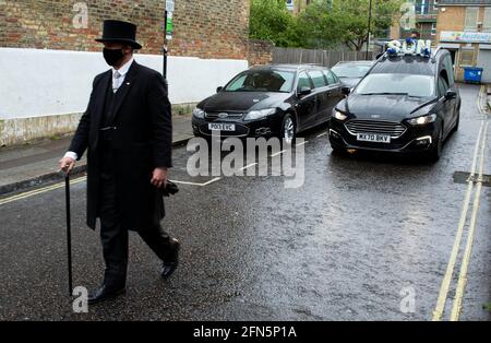 London, Großbritannien. 13 2021. Mai: Die Beerdigung von Folajimi Philip Olubunmi-Adewole, bekannt unter dem Namen Jimi. 20 Jahre alt. Die Beerdigung fand in Camberwell im Süden Londons statt. Jimi starb, als er versuchte, eine Frau zu retten, die aus London fiel, 2021 Bridge into the Thames. Quelle: Rodrigo Ulloa/Alamy Live News Stockfoto