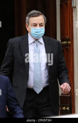 Rom, Italien. Mai 2021. ROM, Italien - 14.5.2021: Mario Draghi, der Ministerpräsident der italienischen Regierung, verlässt mit Begleitung der Eskorte das Haus, um zum Palazzo Chigi zu gehen, begrüßt die Fotografen. Kredit: Unabhängige Fotoagentur/Alamy Live Nachrichten Stockfoto