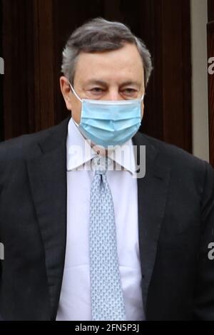 Rom, Italien. Mai 2021. ROM, Italien - 14.5.2021: Mario Draghi, der Ministerpräsident der italienischen Regierung, verlässt mit Begleitung der Eskorte das Haus, um zum Palazzo Chigi zu gehen, begrüßt die Fotografen. Kredit: Unabhängige Fotoagentur/Alamy Live Nachrichten Stockfoto