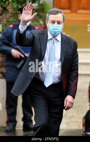 Rom, Italien. Mai 2021. ROM, Italien - 14.5.2021: Mario Draghi, der Ministerpräsident der italienischen Regierung, verlässt mit Begleitung der Eskorte das Haus, um zum Palazzo Chigi zu gehen, begrüßt die Fotografen. Kredit: Unabhängige Fotoagentur/Alamy Live Nachrichten Stockfoto