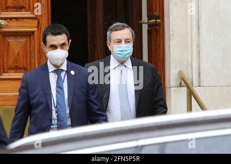 Rom, Italien. Mai 2021. ROM, Italien - 14.5.2021: Mario Draghi, der Ministerpräsident der italienischen Regierung, verlässt mit Begleitung der Eskorte das Haus, um zum Palazzo Chigi zu gehen, begrüßt die Fotografen. Kredit: Unabhängige Fotoagentur/Alamy Live Nachrichten Stockfoto