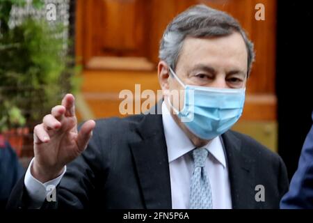 Rom, Italien. Mai 2021. ROM, Italien - 14.5.2021: Mario Draghi, der Ministerpräsident der italienischen Regierung, verlässt mit Begleitung der Eskorte das Haus, um zum Palazzo Chigi zu gehen, begrüßt die Fotografen. Kredit: Unabhängige Fotoagentur/Alamy Live Nachrichten Stockfoto